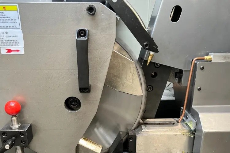 从锯片到智能：万利精机的高速金属切割革命