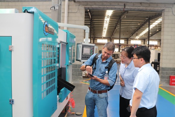 巴西客户深入考察万利公司-圆锯机赢得国际赞誉